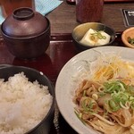 Enya Ichidai - 今日は、豚バラ肉のスタミナ炒めにご飯、味噌汁、冷奴、山菜の和え物？、漬物(740円税込)。ご飯は先に大盛か普通、少なめも聞いてくれます。