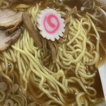 赤坂味一 - 黄色い中華麺が顔を出している