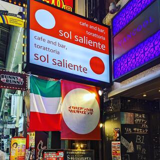 Torattoria Soru Sariente - オレンジと白の大きな看板とイタリア国旗が目印！