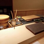 Sushi Tobikome - カウンターから厨房を見てワクワク。