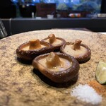 Grilled shiitake mushrooms with sudachi and truffle aroma