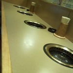 薩摩 - 写真はカウンター席ですがテーブル席も充実してます（２階もテーブル席があるようです）