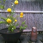 九つ井 - 花と陶器の猿がお出迎え。