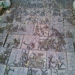 九つ井 - メニューが書かれた陶板が石畳になっています。