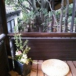 九つ井 - 待合席と花。