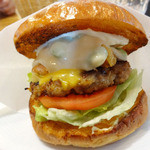 マグズカフェ - 3月限定サーモンフライチーズバーガー (アップ)