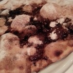 トラットリア ラ ブリアンツァ - 突然の無茶振りにも快諾。サーブされたのはおいしさ天下一品のコーヒーとバニラのピッツァ。また食べたい。このピッツァを布団にして眠りたい。