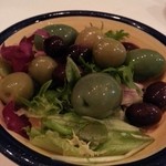 トラットリア ラ ブリアンツァ - 3色オリーブ。どれもキラキラ。食感もよし。