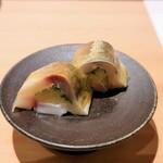 匠 進吾 - 酢〆の鯵でガリや葱、胡麻を挟んで