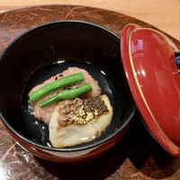 個室会席 北大路 京橋茶寮 東京駅店 - 〈蓋物〉　鯛の赤飯俵蒸し