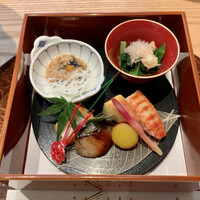 個室会席 北大路 京橋茶寮 東京駅店 - 〈前菜〉
                    　・つる紫のお浸し
                    　・魚素麺　翡翠茄子
                    　・車海老寿司
                    　・鰆西京焼き
                    　・玉蜀黍真丈
                    　・チーズカステラ
                    　・新丸十蜜煮