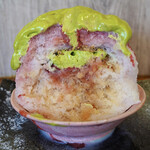 Parlor Vinefru - 苺とピスタチオエスプーマのかき氷（断面）