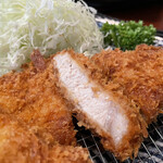 Tonkatsu Bashamichi Sakura - あじフライとロースかつ定食1,580円のロースの断面