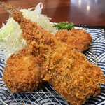 とんかつ馬車道さくら - あじフライとロースかつ定食1,580円のフライのアップ