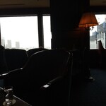 バー シーガーディアンⅢ - 店内。窓の外は横浜の海。