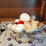 喫茶CHABO - 桃のイートンメス　1100円　桃にメレンゲにナッツのクロッカン、バニラアイス他。美味しい〜♡