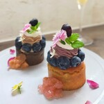 お茶とお花とモンブラン プランツ - ふたごみたいなケーキ達。手前が葡萄で奥が桃。