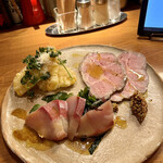 Bar GONZA - とうもろこしのフリット、豚のコンフィハム、イナダのカルパッチョ