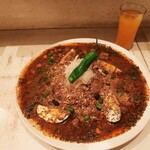 コロンビア エイト - 名物のキーマカレーに野菜カレーが重なり、キリッと爽やかなスパイスとマイルドさの融合♪マンゴージュースの甘味にも癒される、ミックスカレー1,100円