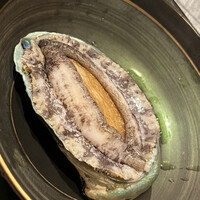 八重洲 steak & seafood 鉄板焼き 一心 - 水槽にいた韓国産の蝦夷鮑です。丸で一個、いただきます