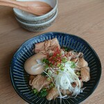 たき火炉端 雨やどり - 鶏皮煮込みと玉子　450円+