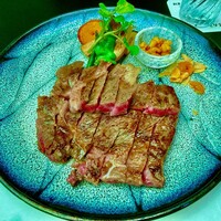 モリタ屋 東京丸の内店 - 大きなお皿にナイスビジュアル♬
                    注意：天井から緑色の照明が当たりビジュアル半減ですので申し訳御座いません。