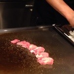 Teppanyaki Yoshimura - 牛たんの調理中