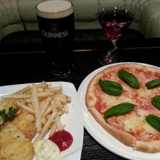 ドリンクはもちろん、食事も充実した大人の隠れ家。