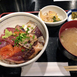 魚と旬の料理 まる - たっぷり海鮮漬け丼 1000円