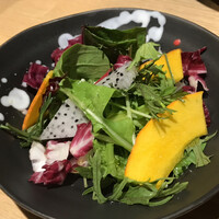 鳥恵 上野広小路店 - ・コリンキー(南瓜)とドラゴンフルーツのサラダ
                      食感が楽しく、わさび菜がアクセント
                      (コリンキーの効能:活性酸素を除去、アンチエイジング効果が期待される。疲労回復に役立つ栄養素を含む、精力的素材)