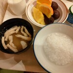 ホテルノースシティ - 味噌汁、お粥、フルーツ、ヨーグルト、牛乳