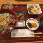 居酒屋 ふる - ねぎとろ丼！汁物とサラダと小鉢がたくさん！