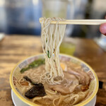 大砲ラーメン - 麺リフト。