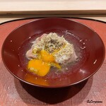 御料理 寺沢 - 卵黄を絡めいただきます