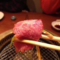 和牛焼肉KIM - ユッケじゃない。野菜を巻きます。