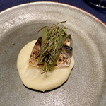 abysse - 鰯　じゃがいものピューレ　じゃがいものクレープ　大葉　ミズ