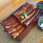 町田 うなぎ流木 - 【関西風地焼】と【関東風の蒲焼】が１匹ずつ盛り付けてある『二鰻羽織重』