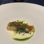 abysse - 琵琶マス　藁　おかひじき　シブレット　上に乗っているのは、マスコ。