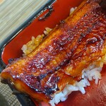 町田 うなぎ流木 - 【関西風地焼】と【関東風の蒲焼】が１匹ずつ盛り付けてある『二鰻羽織重』