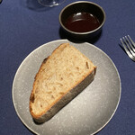 abysse - パンにつけるこの液体は、黒ニンニク、パンプキンシードオイル、麻の実のオイルを混ぜ合わせて作られたオリジナル。これが美味しい。パンも美味しい。