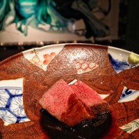 表参道 HYENE - かつべ牛　八丁味噌 和牛の割に赤みが強い　融点が低く脂が溶けやすいとの事 柔らかく美味しい　静岡県産生わさびが合います。