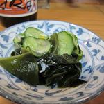 つくし - お通し：キュウリとワカメ酢物