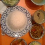 ワンタイ - ワンタイのランチはコンビネーション
おかず3種とカレー
サラダとスープにアイスコーヒーつき