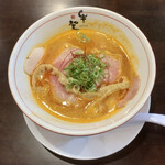 牛賀 - 牛骨赤辛ラーメン（¥1,080）（税込）