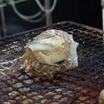 つかふき屋 - サザエをつぼ焼き中