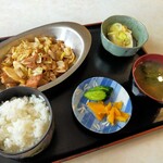 上涌谷ドライブイン - ホルモン定食(850円)