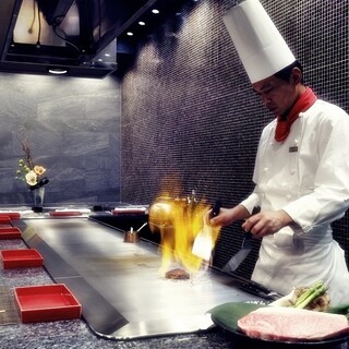 A chef shows off his skills. Counter seats with a lively feel