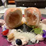 ボン ボヌール - ペーシュメルバ２２００円。コンポートした桃をムースで包み、ホワイトチョコと桃のジュレでコーティングしてあります。生の桃の楽しみはありませんが、とても美味しかったです（╹◡╹）