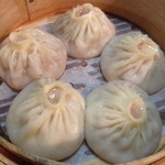盤古茶屋 - 小龍包５個（５８０円）上海料理の定番。本場の有名店にひけをとらないぐらいの肉汁の旨さです。２０１３年３月