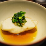 ShinoiS - 塩漬けにして発酵させた白身魚を蒸して、アレコレの香辛料で味付け・香り付け。